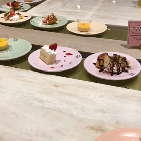回転寿司ならぬ回転スイーツを食すの画像