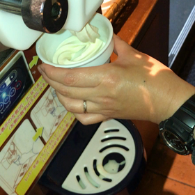 パートナーがアイスクリームを作る。の画像