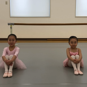 子供バレエのレッスン風景の画像