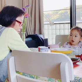 ひろばあちゃんと孫の画像