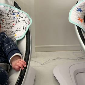 双子の爪を切る : はさみと電動爪やすりの画像