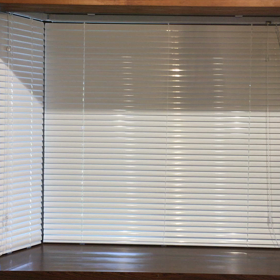 出窓用ブラインドの画像