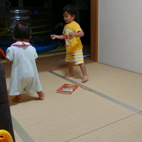 弟の真似をする兄の画像