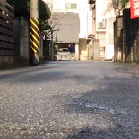 濡れた路面をスケートクルージングの画像