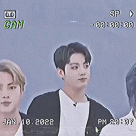 見つめる視線の画像