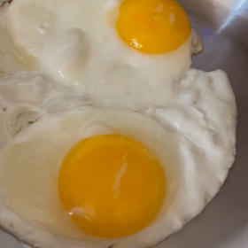 ステンレスのフライパンの画像