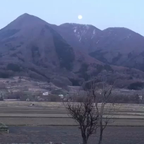 山の真ん中から綺麗なお月様が・・・　byマリオの画像
