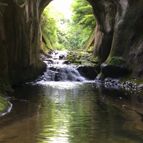 滝で涼を感じるの画像