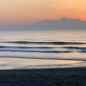 4月10日千葉北、東浪見の朝の波の画像