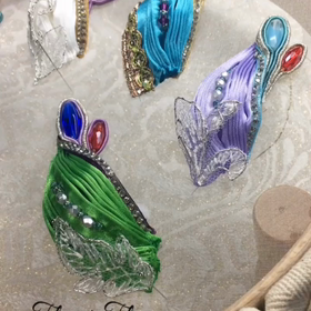 サテンプリーツに小さなレースを付けたらどうかな？の画像