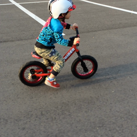 子育て連絡帳とストライダーの画像