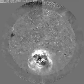 太陽がX1クラスの太陽フレアを爆発させ、CMEが地球に衝突する可能性の画像