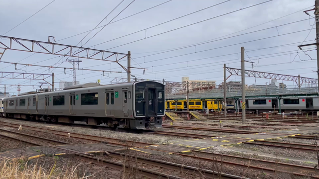 415系電車、817系電車に牽引され鹿児島車両センター構内を移動の記事動画