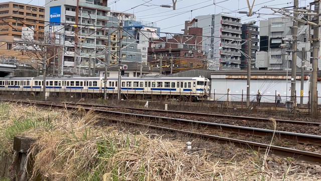 415系電車、817系電車に牽引され鹿児島車両センター構内を移動の記事動画
