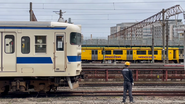 415系電車、817系電車に牽引され鹿児島車両センター構内を移動の記事動画