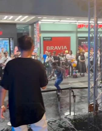 ゲリラ豪雨レスリングアスファルトの記事動画