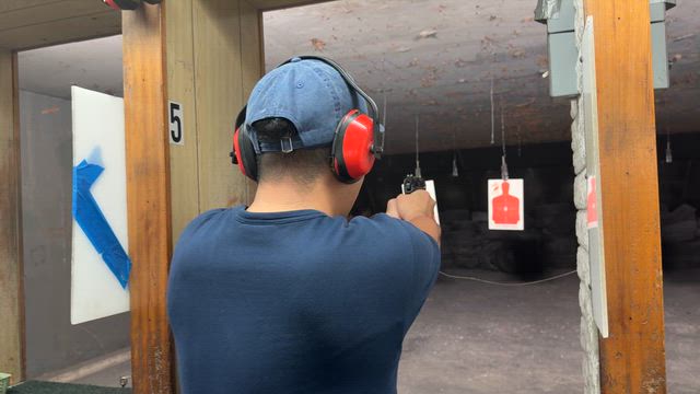グアムで夫にねだられ、実弾射撃の記事動画