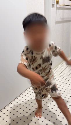 お土産に喜び狂った4歳児の記事動画