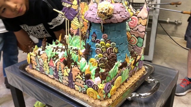サプライズはイーラちゃん立体ケーキ！の記事動画