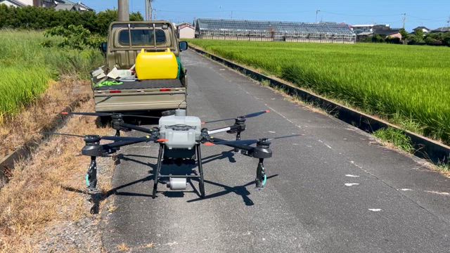 ドローン農薬散布の現場の記事動画