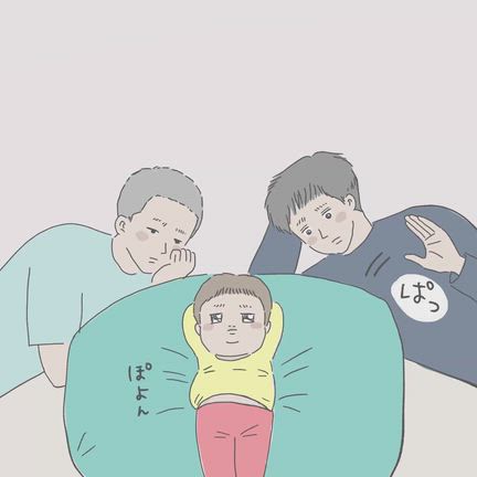 四男のおなかをもてあそぶ兄2人の記事動画