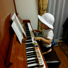 He's playing the piano artistically(笑)の画像