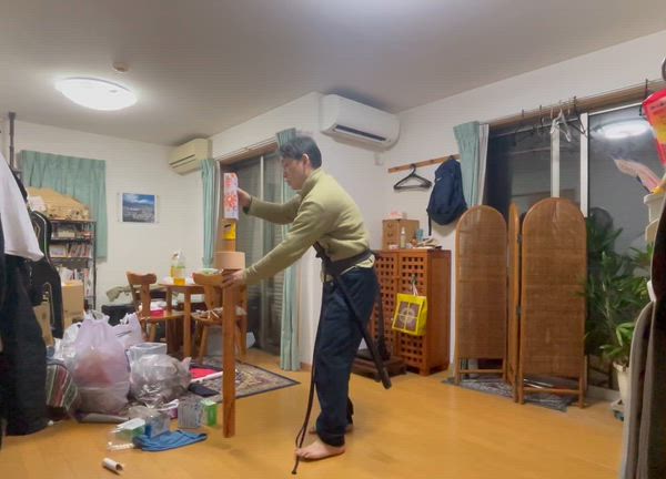 室内で新年初斬りの記事動画