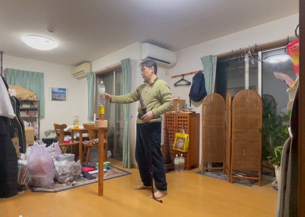 室内で新年初斬りの記事動画