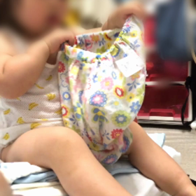1y8m0d  自分でズボンを履こうとする姿の画像