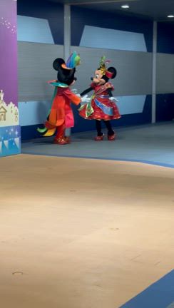 40周年のミキミニグリーティング(*´∇｀*) くるくるぴょんぴょんしてくれた(๑･̑◡･̑๑)の記事動画