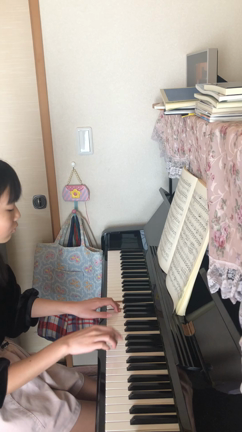 娘たちのピアノのオンラインレッスンの記事動画