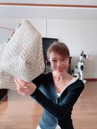 60代ファッション。嬉しかったので、動画続投です^^（グレーヘアヘ移行中）の記事動画
