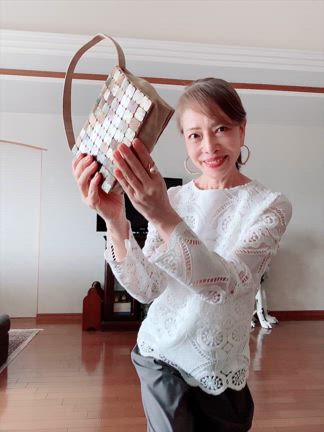 60代ファッション。ドレープの美しいプチプラパンツで春コーデ♪（グレーヘアヘ移行中）の記事動画