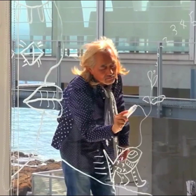 瀬戸内の海を背景にライブペイントの画像