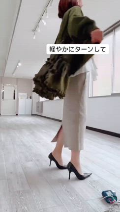 軽やかにターンしてジャケットやコートを魅せるの記事動画