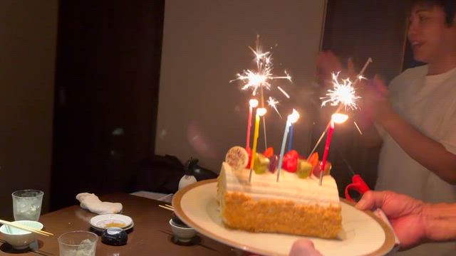 おじさんが、おじさんを祝う夜の記事動画