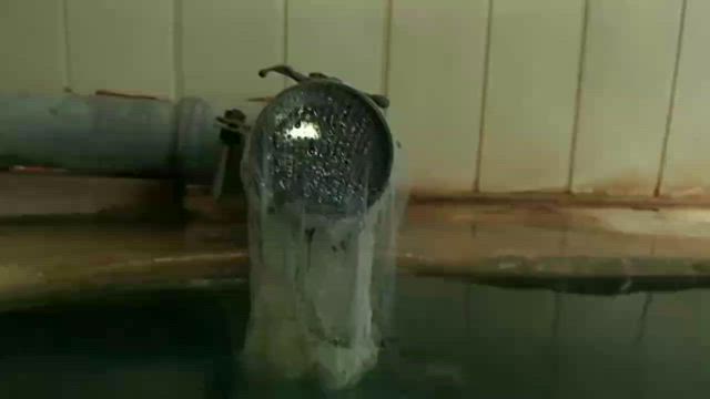 原泉温度が47度の自噴温泉は､三～四ヶ月で激しく噴出する間欠泉でした。の記事動画