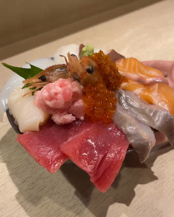 はみでる豪華海鮮丼が1000円！札幌駅直結の浜っ子を解説の記事動画