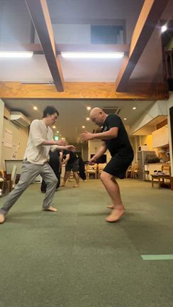 ナイフを持った相手との近距離戦を想定したトレーニングの記事動画