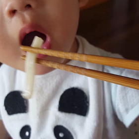 息子にうどんの画像