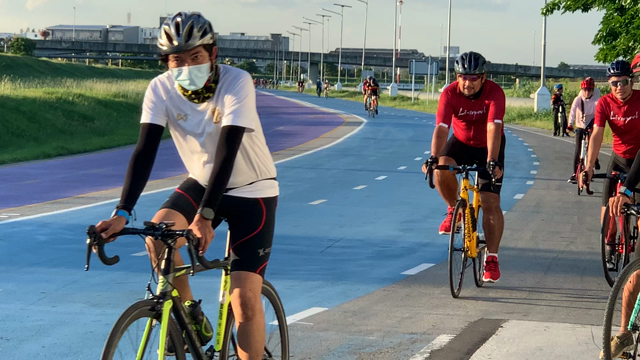 空港の周りの自転車レーンの記事動画