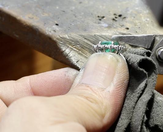 エメラルドを使った婚約指輪の制作風景の記事動画