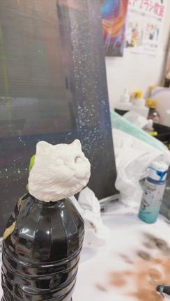 粘土の猫が大変身！エアブラシで立体彩色の記事動画