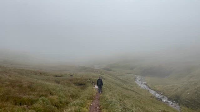 キャンパーバン旅2日目 雨と霧のグレンコーハイキングの記事動画