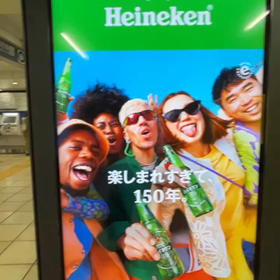 東京メトロ駅構内ジュノの【CAN I】コンコースヴィジョンの画像