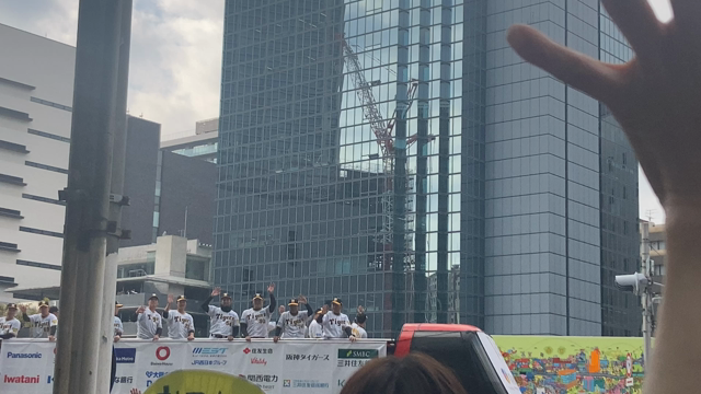 本当にありがとう。阪神タイガース日本一パレード，神戸と大阪の記事動画