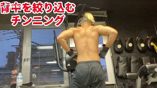 背中の脂肪を燃やしまくる！チンニング（懸垂）！の記事動画