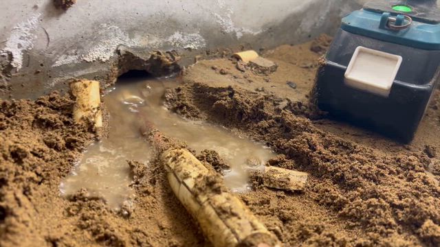 設備の水漏れ漏水、床下の水漏れ修理　床下点検口から作成して、配管の経路変更を行いました。の記事動画