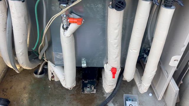 設備の水漏れ漏水、床下の水漏れ修理　床下点検口から作成して、配管の経路変更を行いました。の記事動画