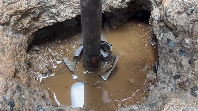 石川県小松市　コンクリートをハツッて銅管のピンホール水漏れを修理　床下点検口も新設の記事動画